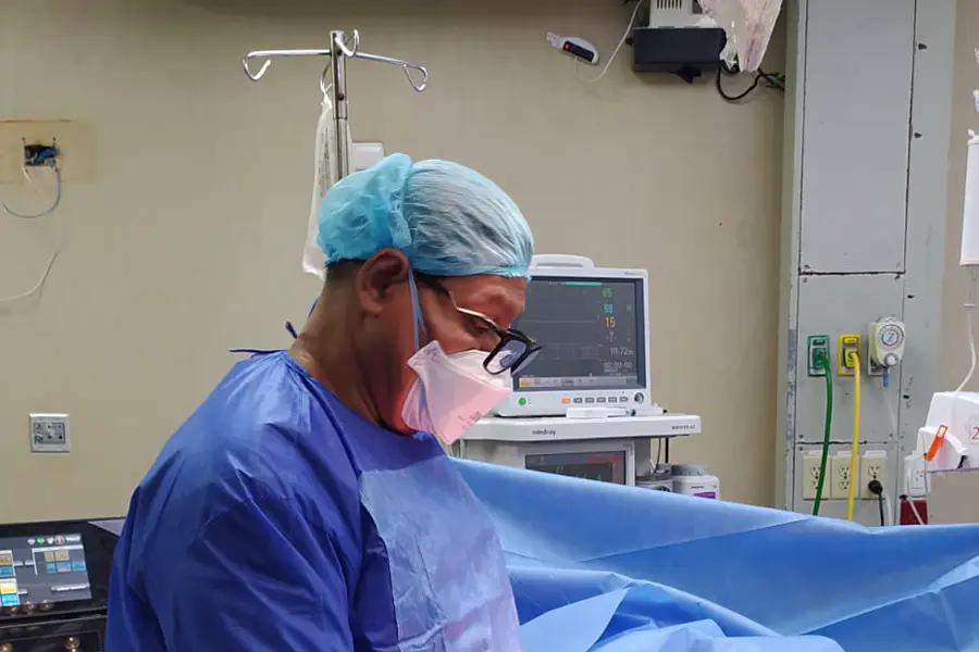 El Dr. Giovanny Colcha operando en el quirófano